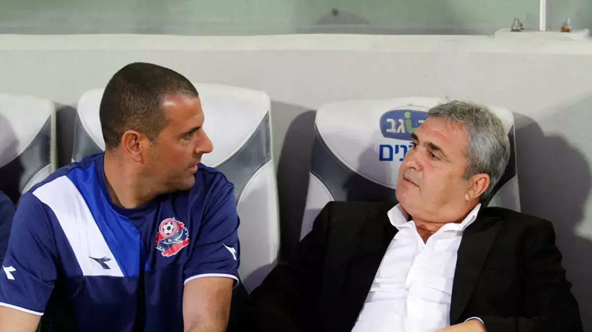 מאמן הפועל חיפה אלי כהן לצד עוזרו מאיר בן מרגי