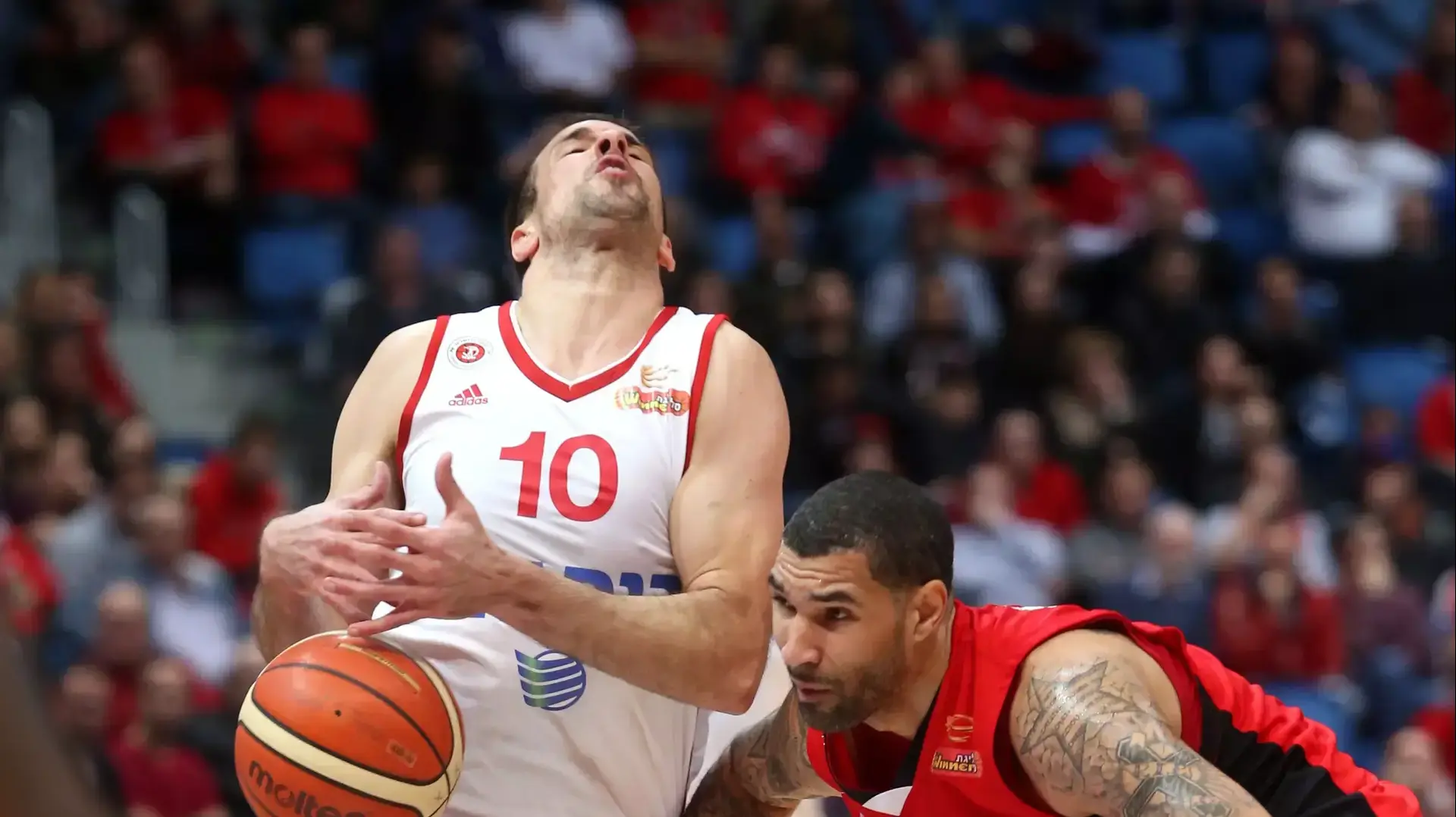 יותם הלפרין שחקן הפועל ירושלים (שמאל) מול טרה סימונס שחקן הפועל תל אביב