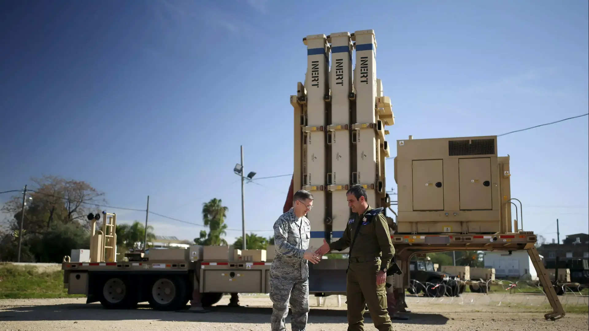 תא?ל צביקה חיימוביץ', מפקד מערך ההגנה האווירית ולוטננט ג?נרל טימותי ריי במהלך תרגיל משותף, בסיס חצור. פברואר 2016