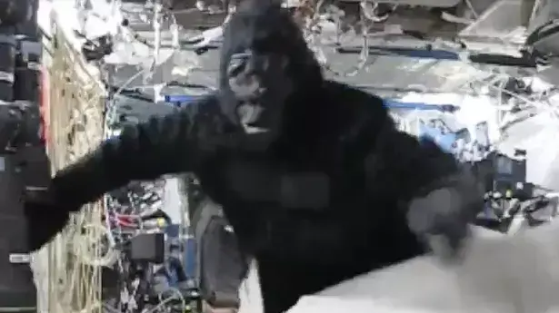 מארק קלי בחליפת גורילה בחלל