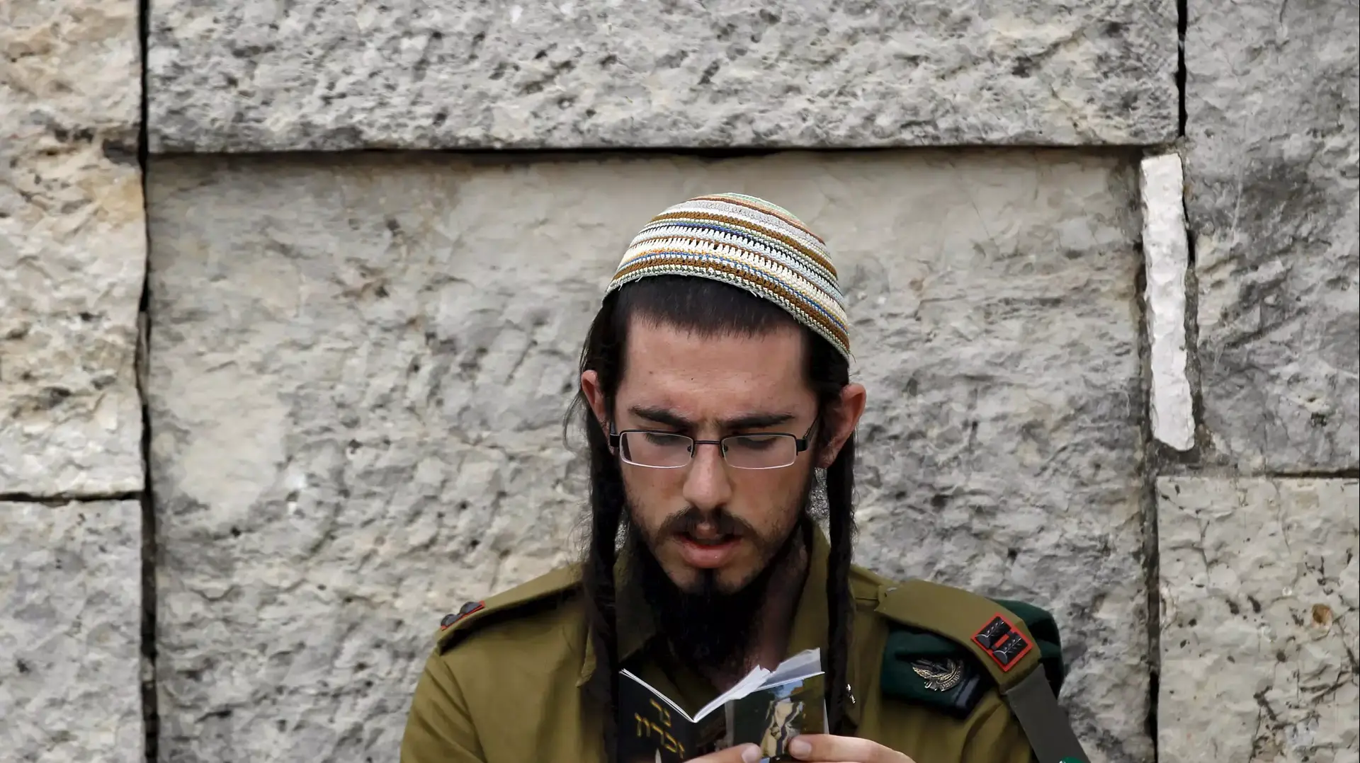 קצין חרדי מתפלל. ירושלים, מאי 2014