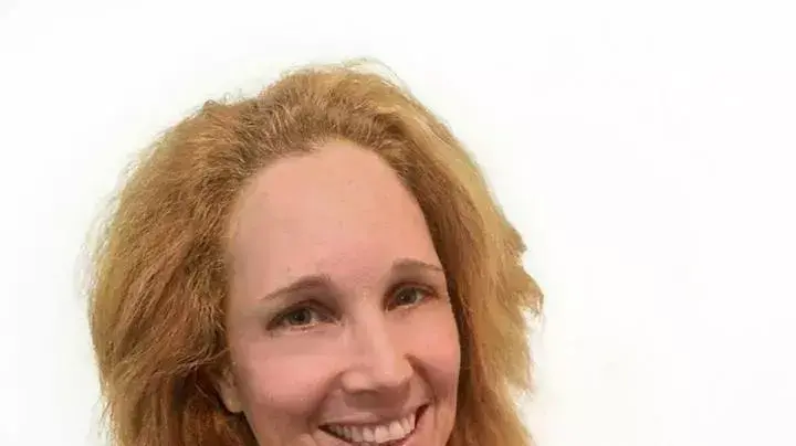 שני בלוך רוכבת אופני כביש