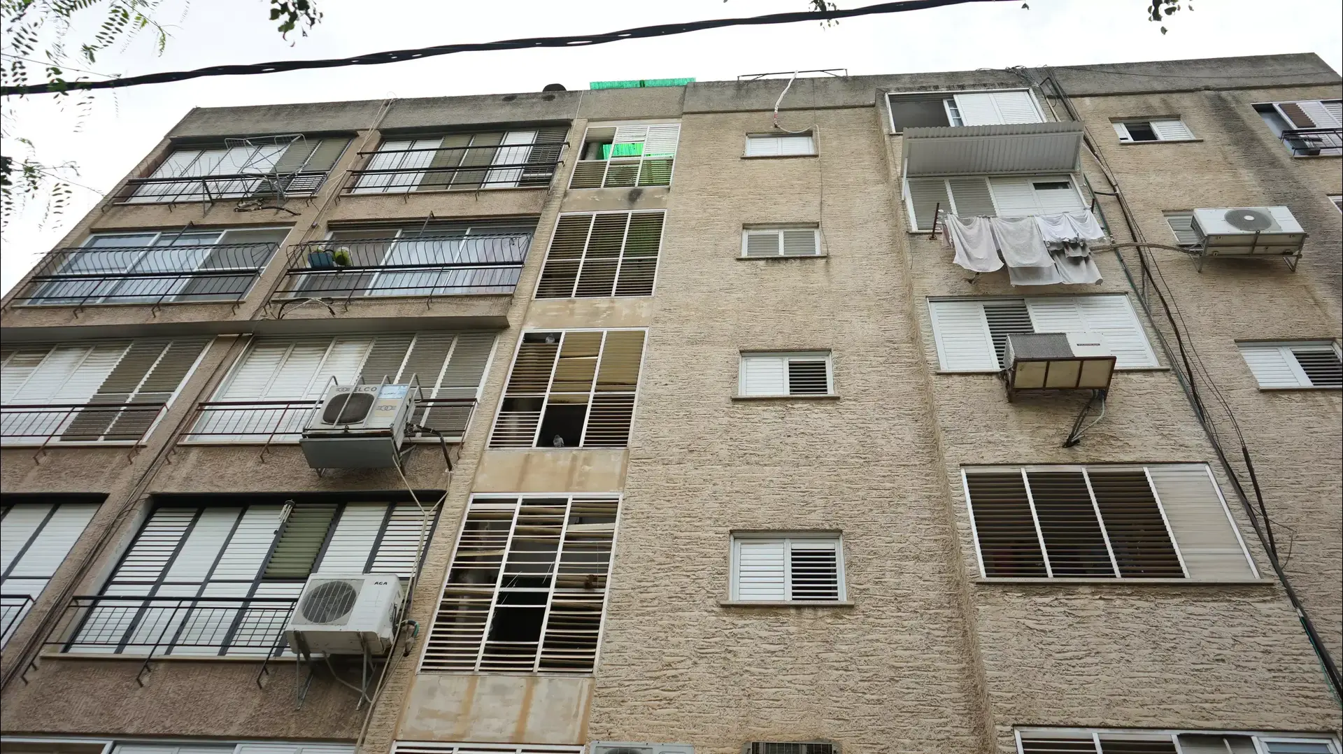 בניין הדירות בפתח תקווה ממנו נפלה פעוטה