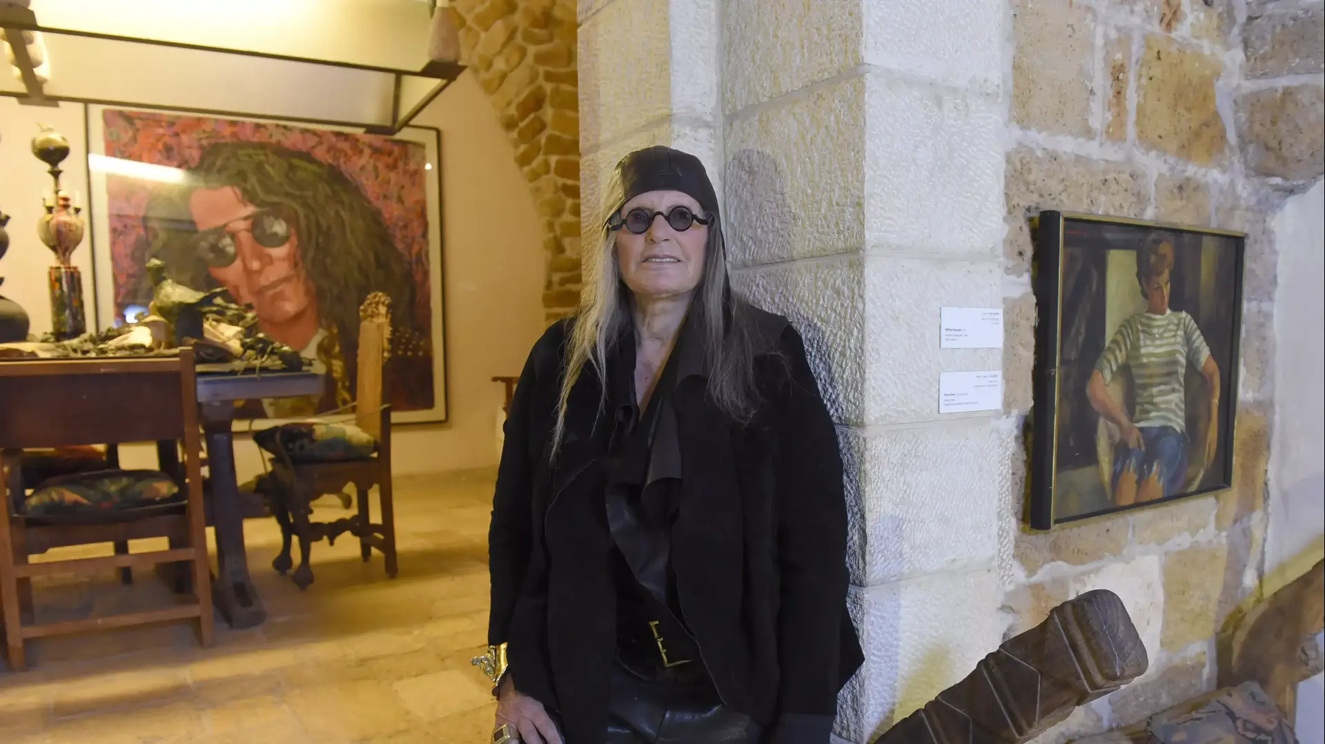 האמנית והמעצבת אילנה גור במוזיאון הפרטי שלה ביפו