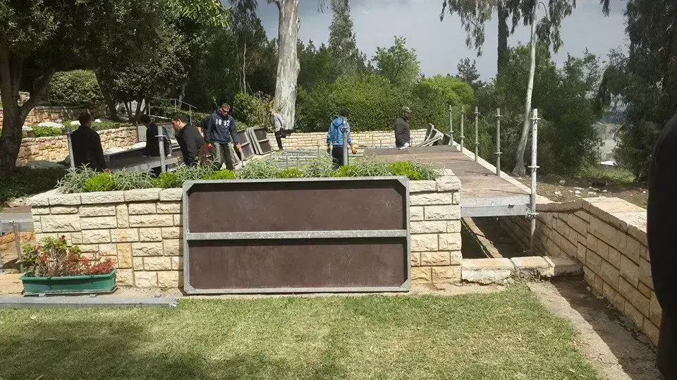 הכנות להלווייתו של מאיר דגן בבית העלמין הצבאי בראש פינה