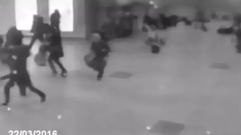 תיעוד מצלמות האבטחה של הפיצוץ בשדה התעופה בבריסל, בלגיה. 22 במרץ 2016