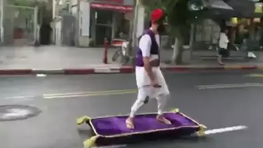 תחפושת פורים אלאדין על השטיח המעופף ברחוב אלנבי