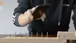 דופק מסמרים עם סמארטפון