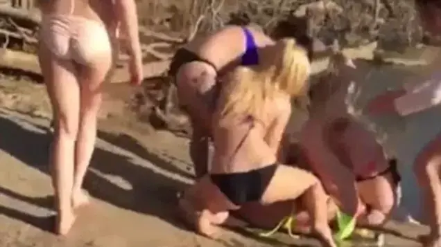 כנופיה של נערות בביקיני תועדו מכות צעירה בחוף