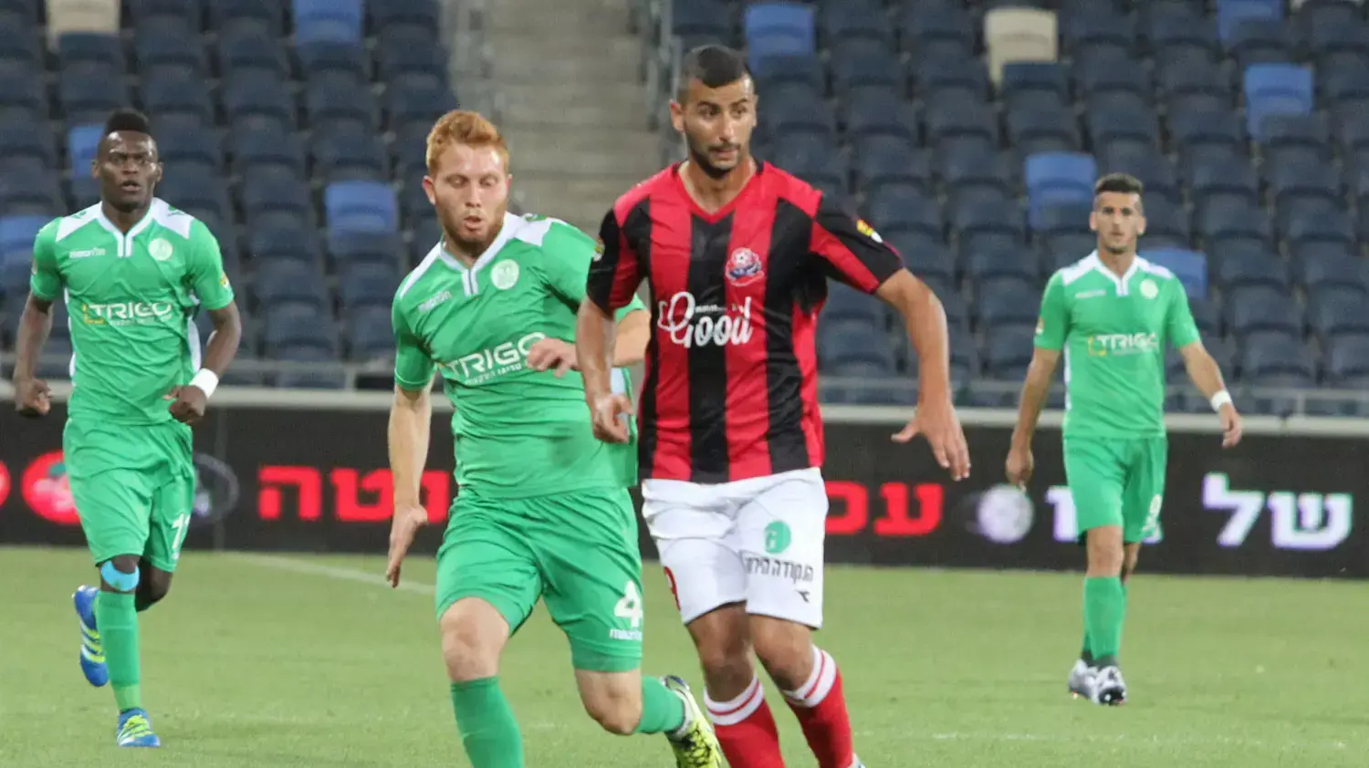 תומר סוויסה שחקן הפועל חיפה (ימין) מול בן כוואז שחקן הפועל כפר סבא