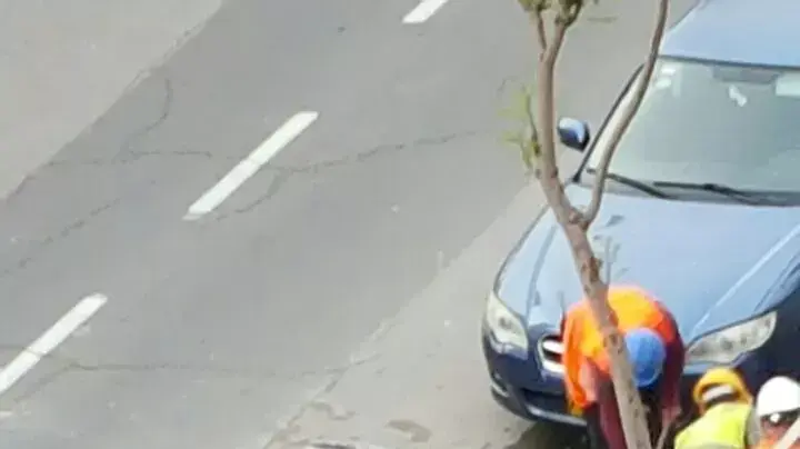 מנוף הפיל מטען כבד על רכב חונה ליד בית החולים איכילוב בת"א