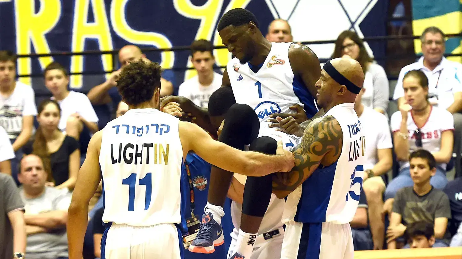 שחקני בני הרצליה סוחבים את ג'מאר סמואלס