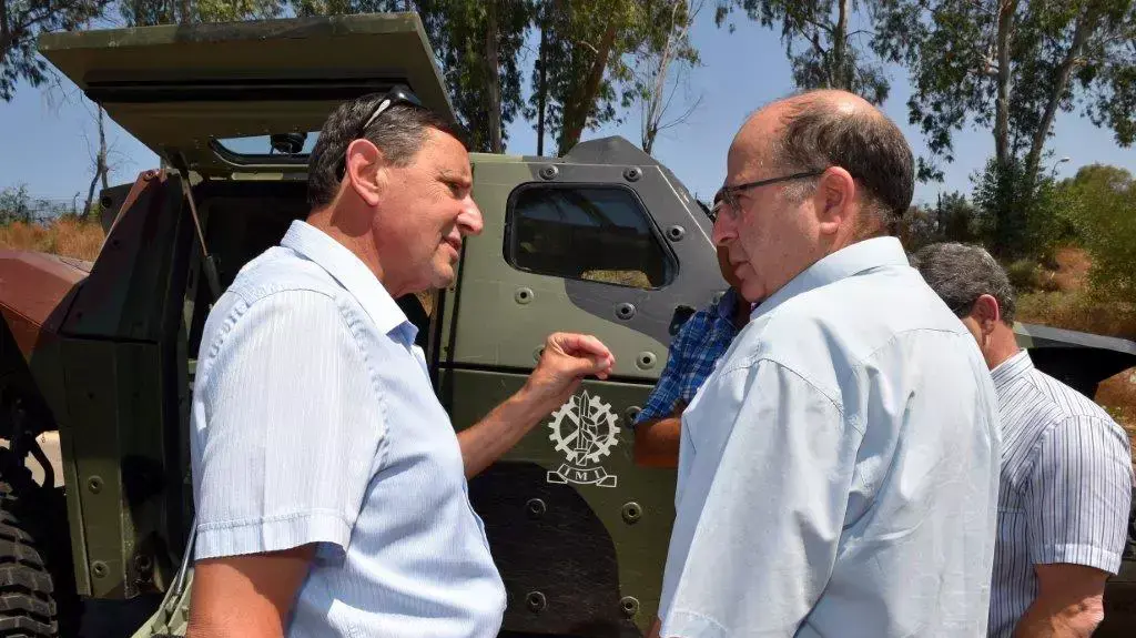 אל"מ אודי אדם מנכ"ל משרד הביטחון עם שר הביטחון משה יעלון
