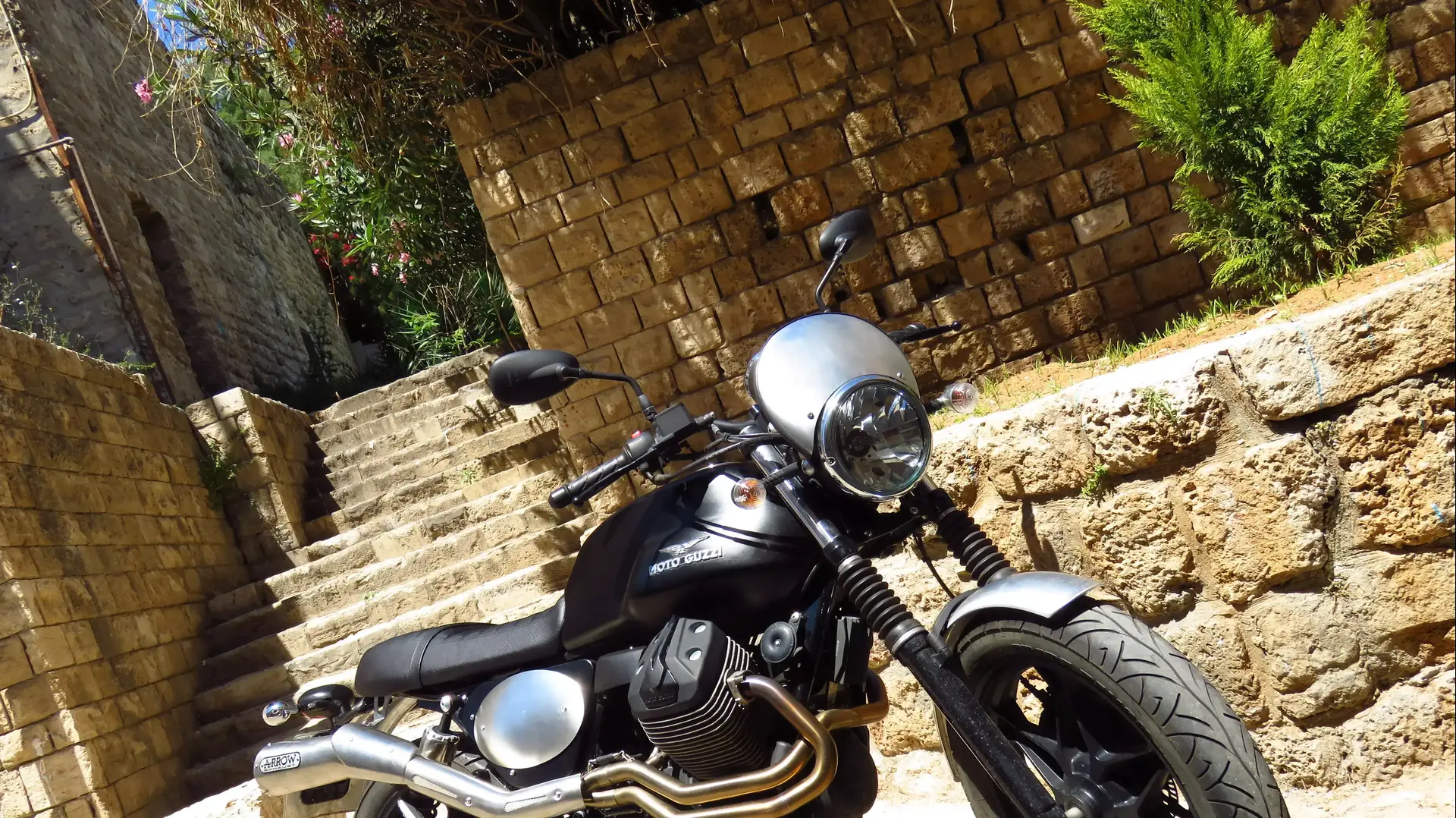 מבחן ארוך טווח מוטוגוצי V7 סטון בסדנת Back On Two