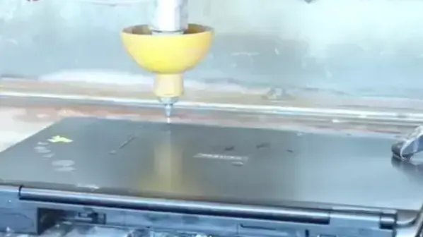 חציית לפטופ לשניים