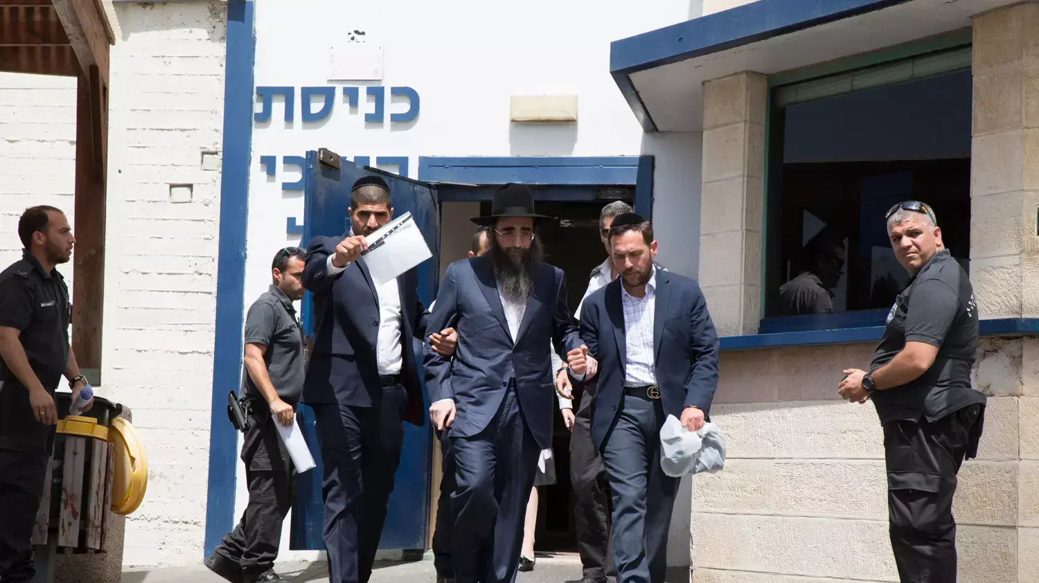 הרב המורשע יאשיהו פינטו משתחרר לחופשה מכלא ניצן, אפריל 2016
