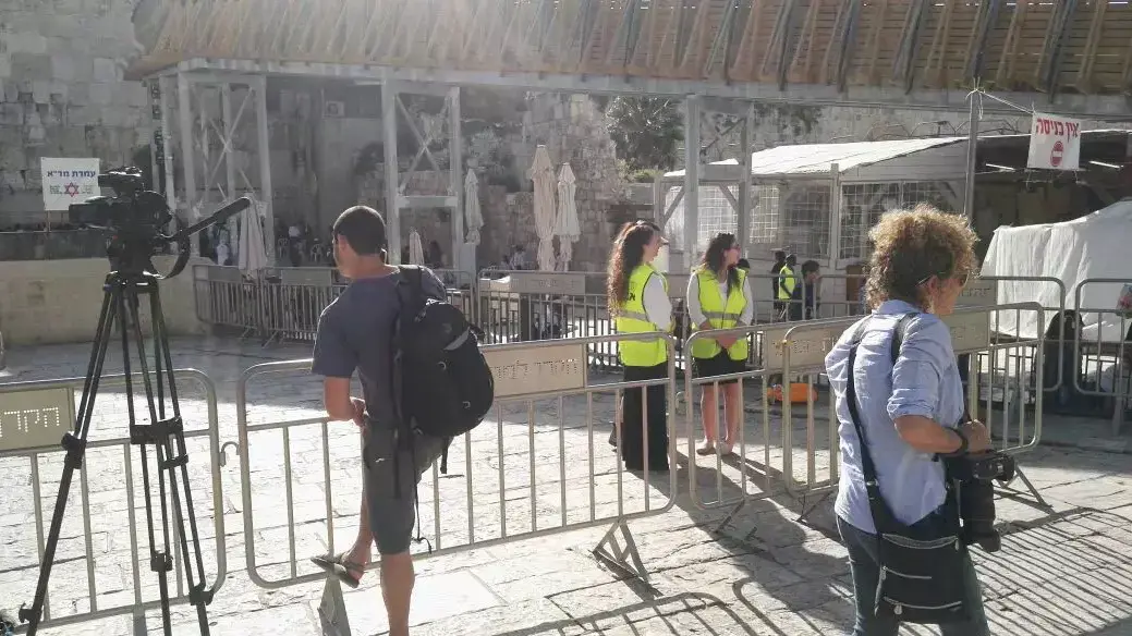 גידור מתחם בתפילה של נשות הכותל ברחבת הכותל חול המועד פסח