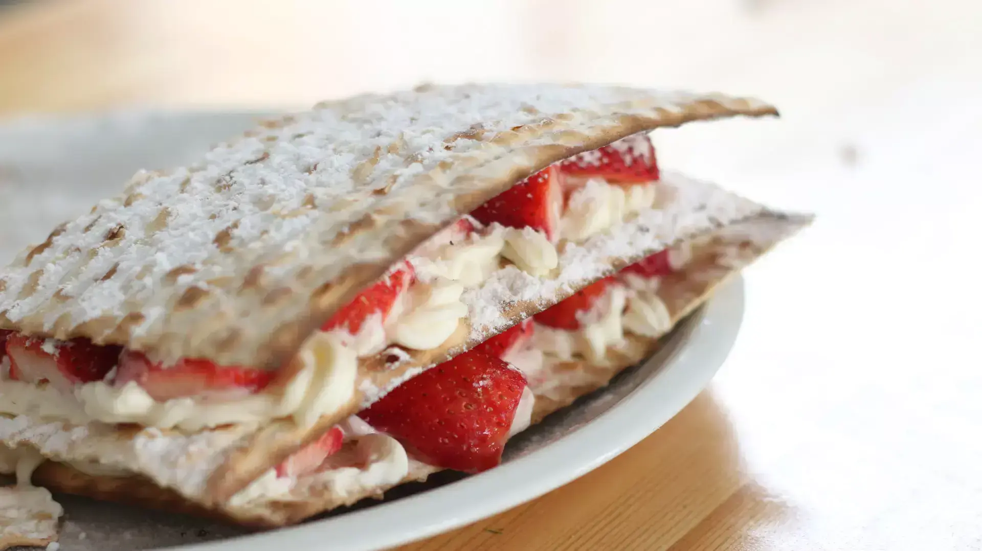 מילפיי מצות עם קרם וניל ותותים