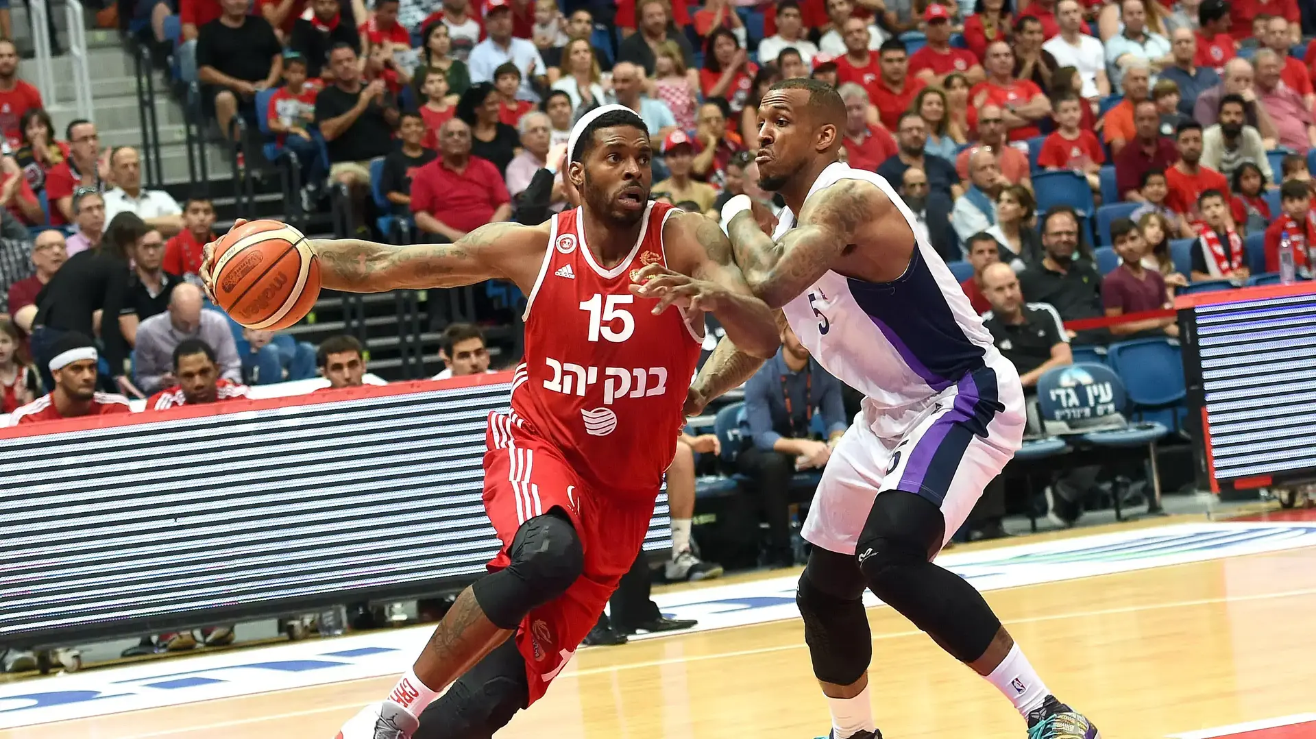 שחקן הפועל ירושלים דונטה סמית' מול שחקן עירוני נהריה גילברט בראון