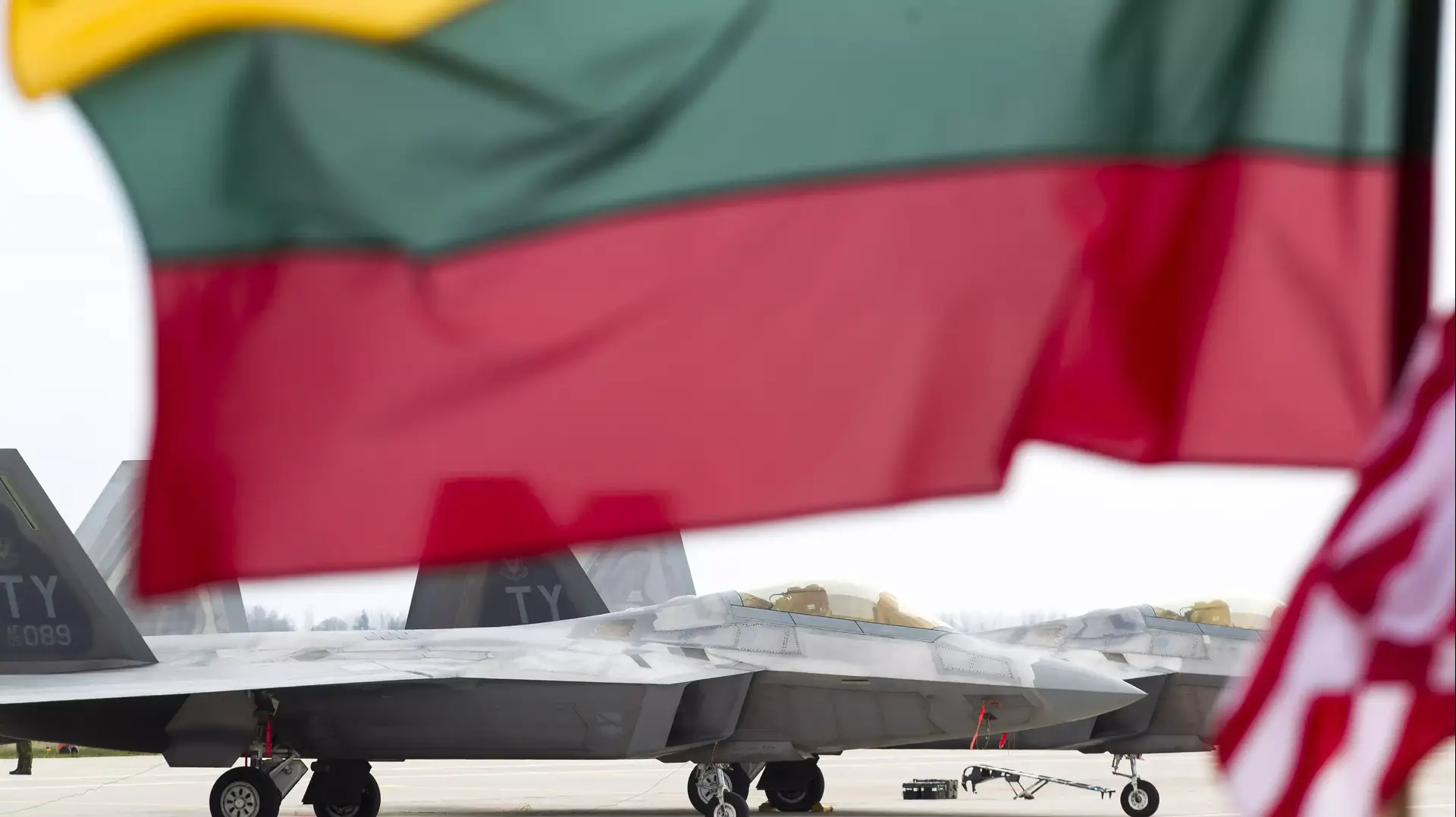 מטוס קרב אמריקני מדגם F-22 שהגיע לליטא למפגן כוח מול רוסיה. 27 באפריל 2016
