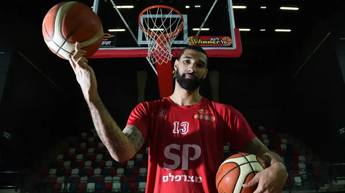 טרה סימונס שחקן הפועל תל אביב בכדורסל