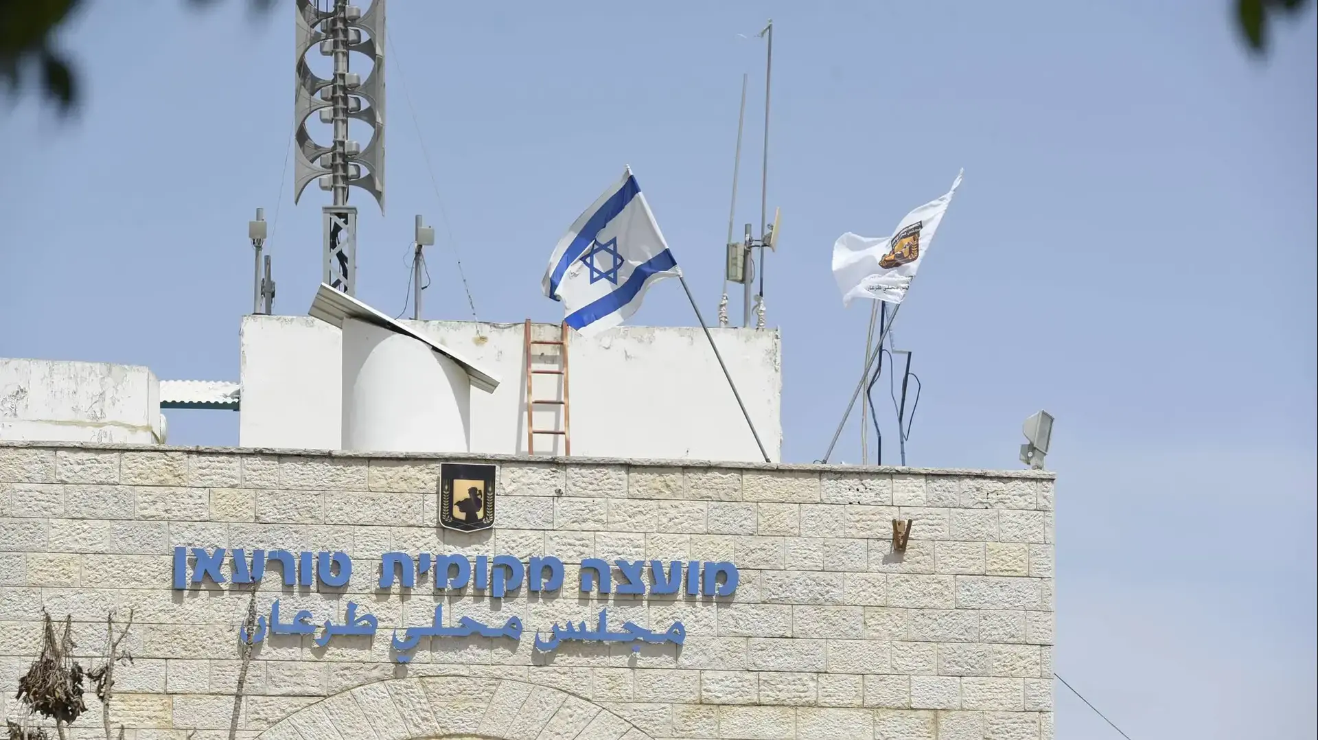 בנין מועצת טורעאן עם דגל ישראל