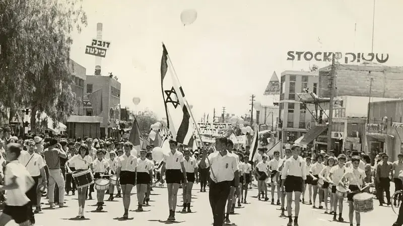 מצעד עצמאות בקריית גת. תאריך צילום: משנה 1956