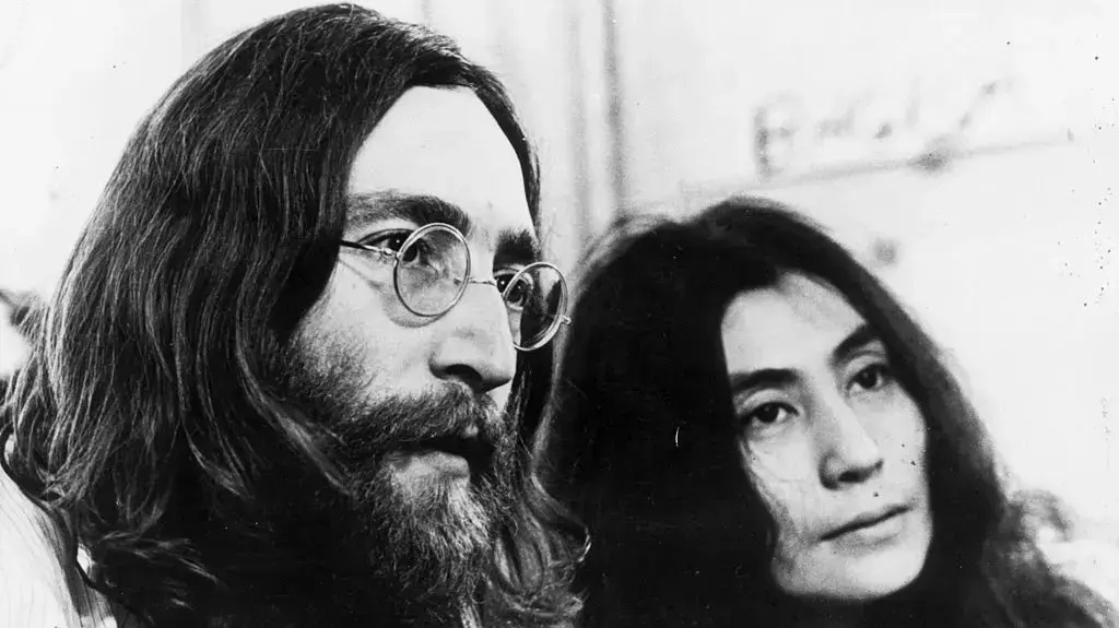 ג'ון לנון (שמאל) יוקו אונו (ימין) בשנת 1969