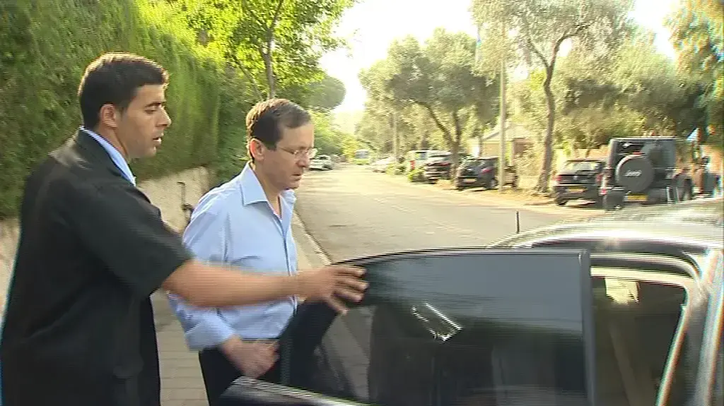 צלם חדשות 2, גדי אפריאט, הותקף העל ידי אחד ממאבטחיו של יצחק (בוז'י) הרצוג , מאי 2016