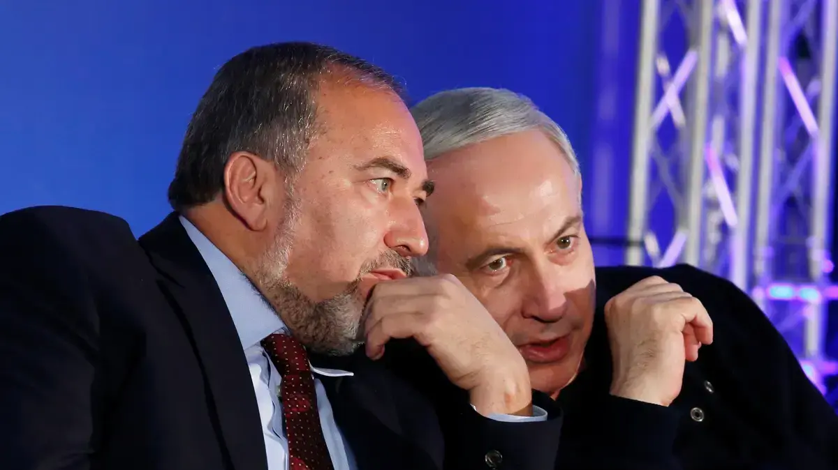 אביגדור ליברמן וראש הממשלה בנימין נתניהו במהלך כנס בחירות, אשדוד. ינואר 2013