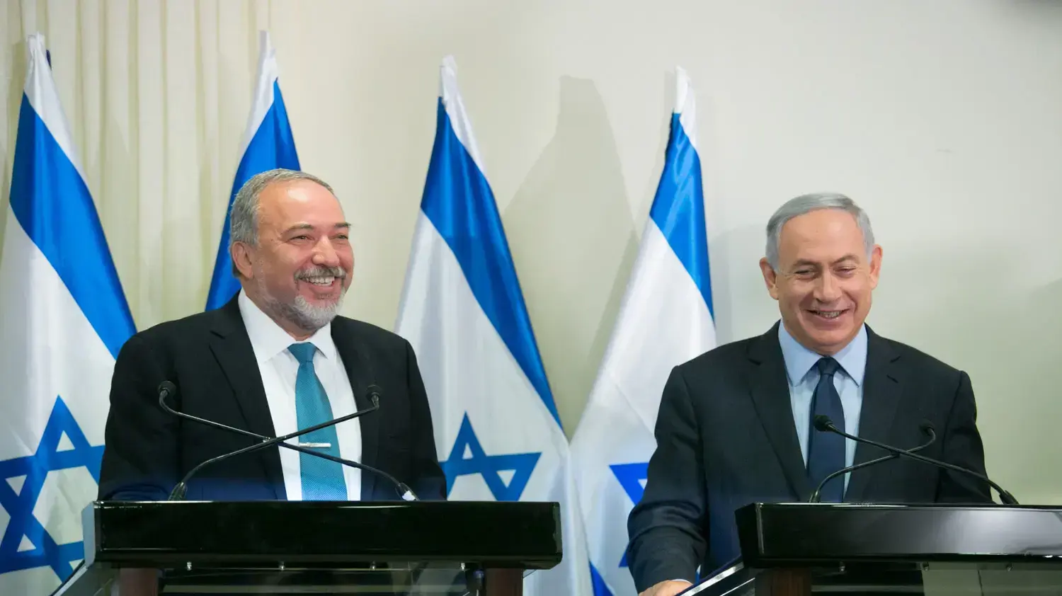 אביגדור ליברמן ובנימין נתניהו בחתימה על ההסכם הקואליציוני, מאי 2016