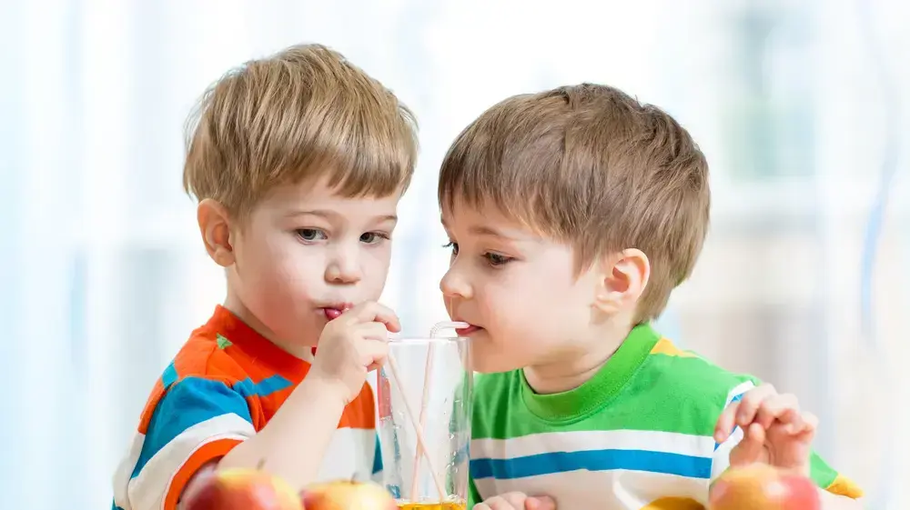 ילדים שותים מיץ תפוחים