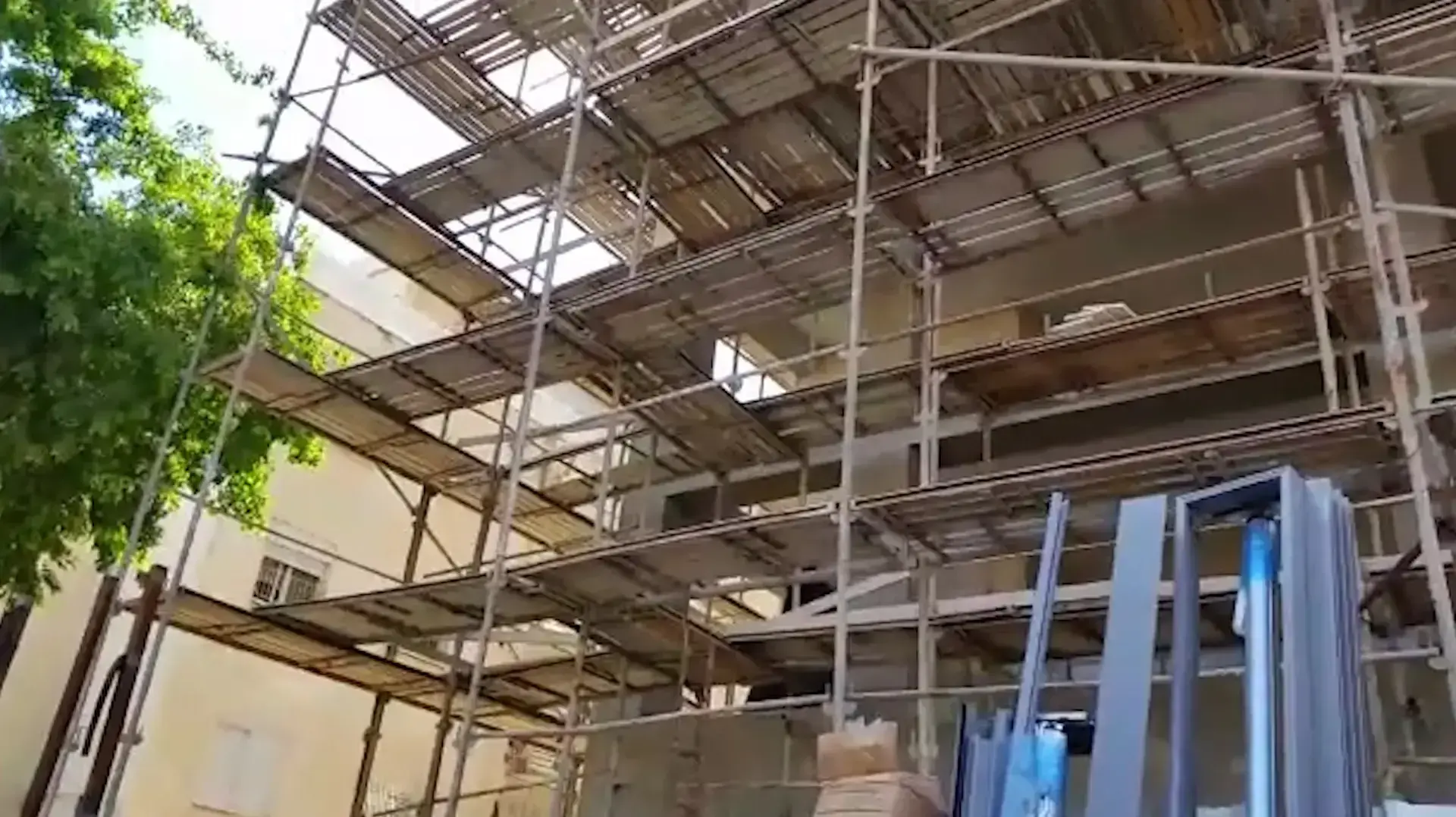 פועל נפצע קשות מנפילת חפץ כבד באתר בנייה בנהריה