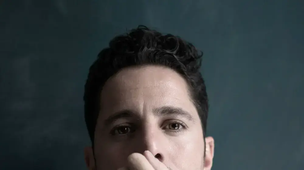 יונתן דגן, J. Views