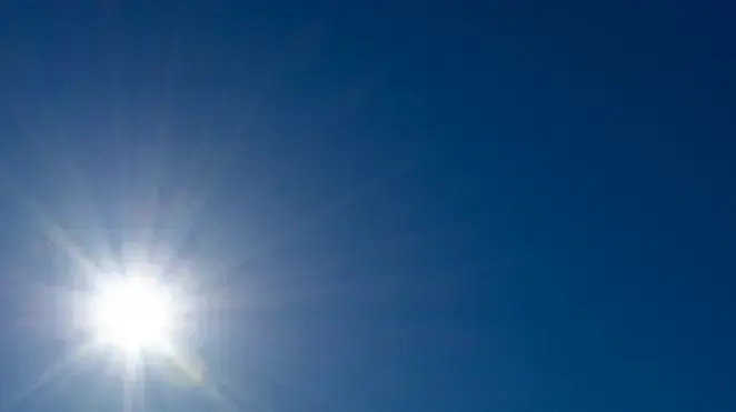 קרן שמש מעל שמשייה צהובה