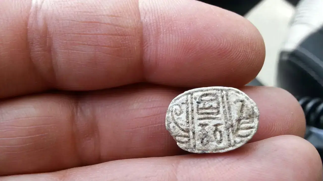 תלמידות חשפו קמיע מצרי בן 3,300 שנה בציפורי