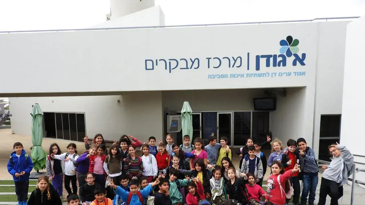 תלמידי בית ספר מבקרים במפעל השפד"ן תלמידי בית ספר מבקרים במפעל השפד"ן