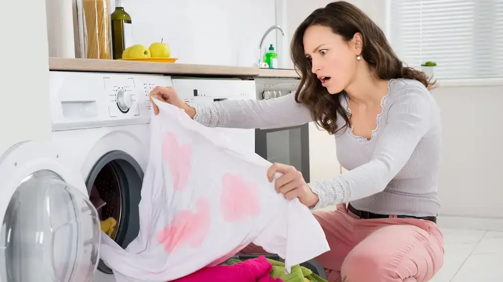 אישה מביטה על חולצה מוכתמת