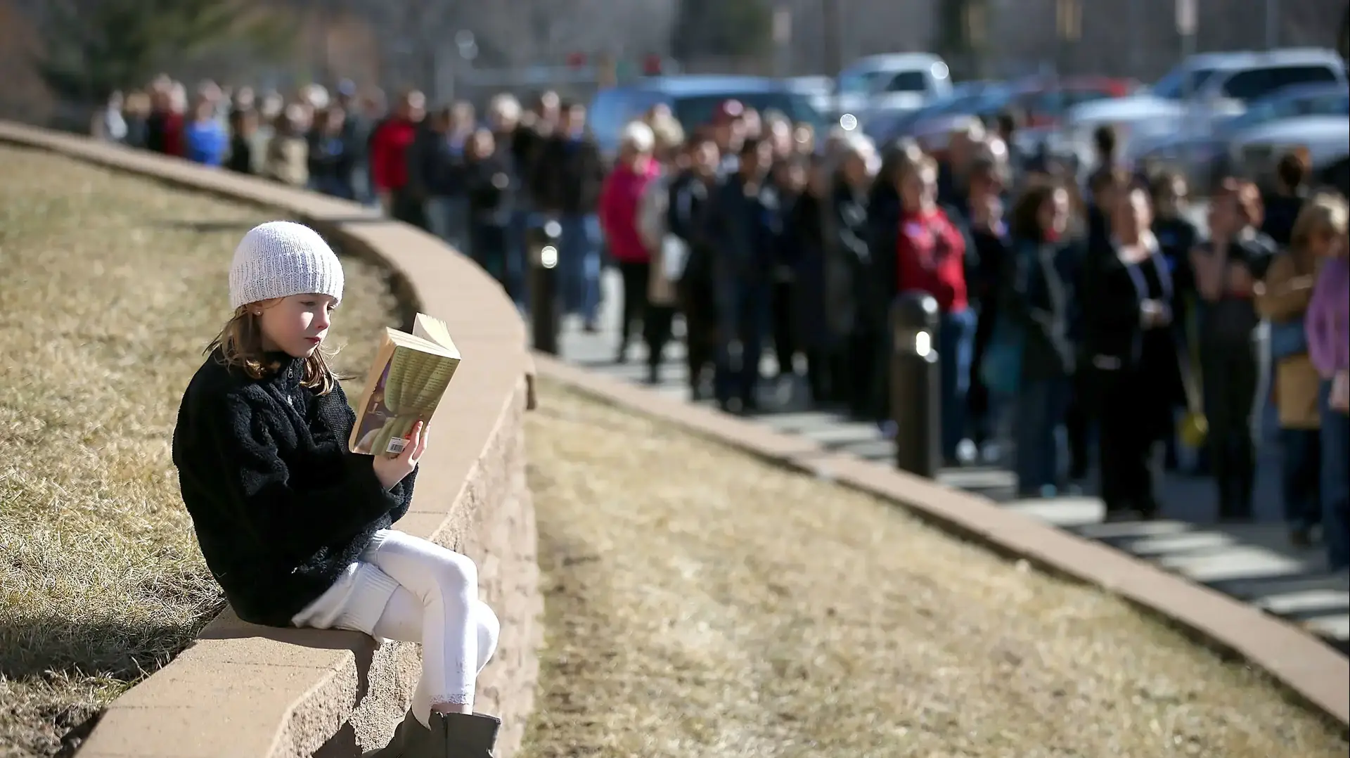 ילדה קוראת ספר