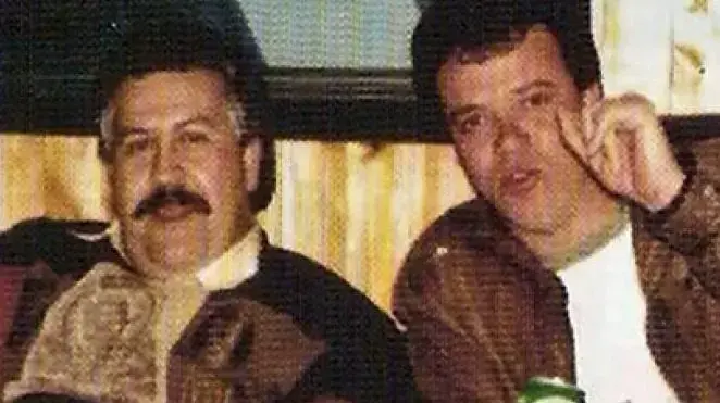 ברון הסמים הקולומביאני פבלו אסקובר (משמאל) לצד המתנקש הבכיר שלו ג'ון ג'אירו ולסקז