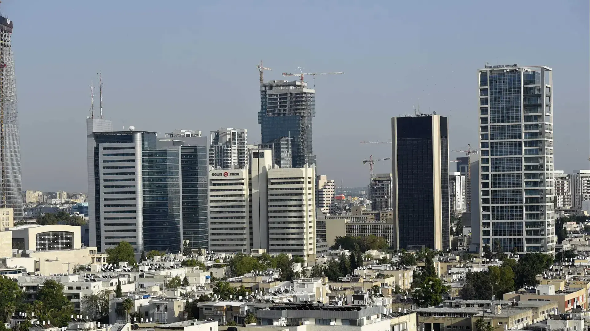גורדי שחקים בתל אביב. יוני 2016