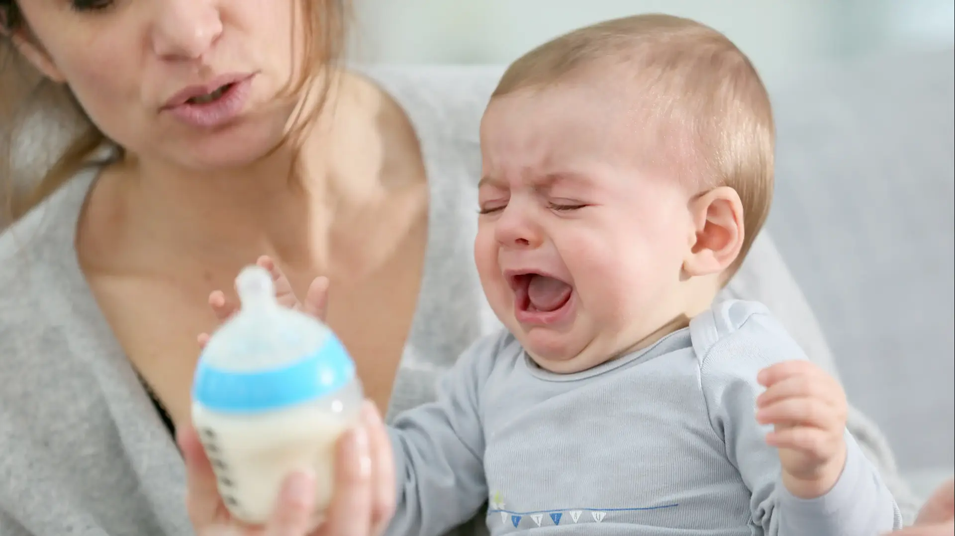 תינוק בוכה תינוק בוכה