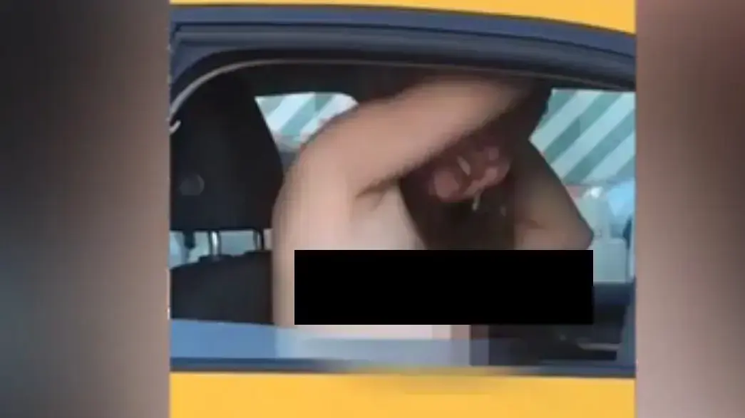 זוג עושה סקס במונית