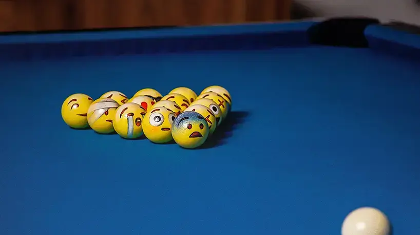 המעצב הגרפי הצרפתי וצוותו ציירו אימוג'ים על גבי כדורי ביליארד