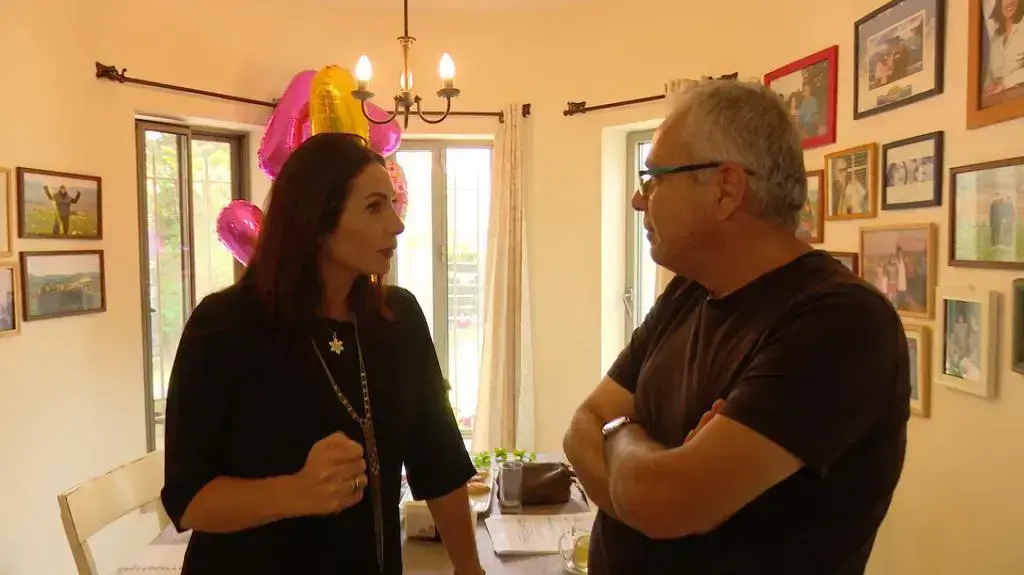 קטע מהתכנית "פנים אמיתיות", אמנון לוי מראיין את שרת התרבות והספורט מירי רגב