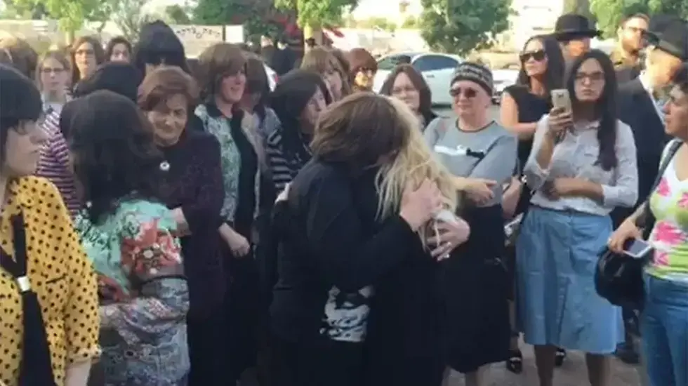אמה וביתה של אסתי ויינשטיין ז"ל בהלוויה