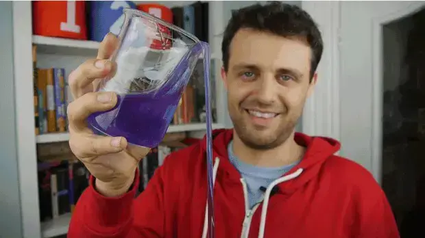 נוזל שמוזג את עצמו מחוץ לכוס