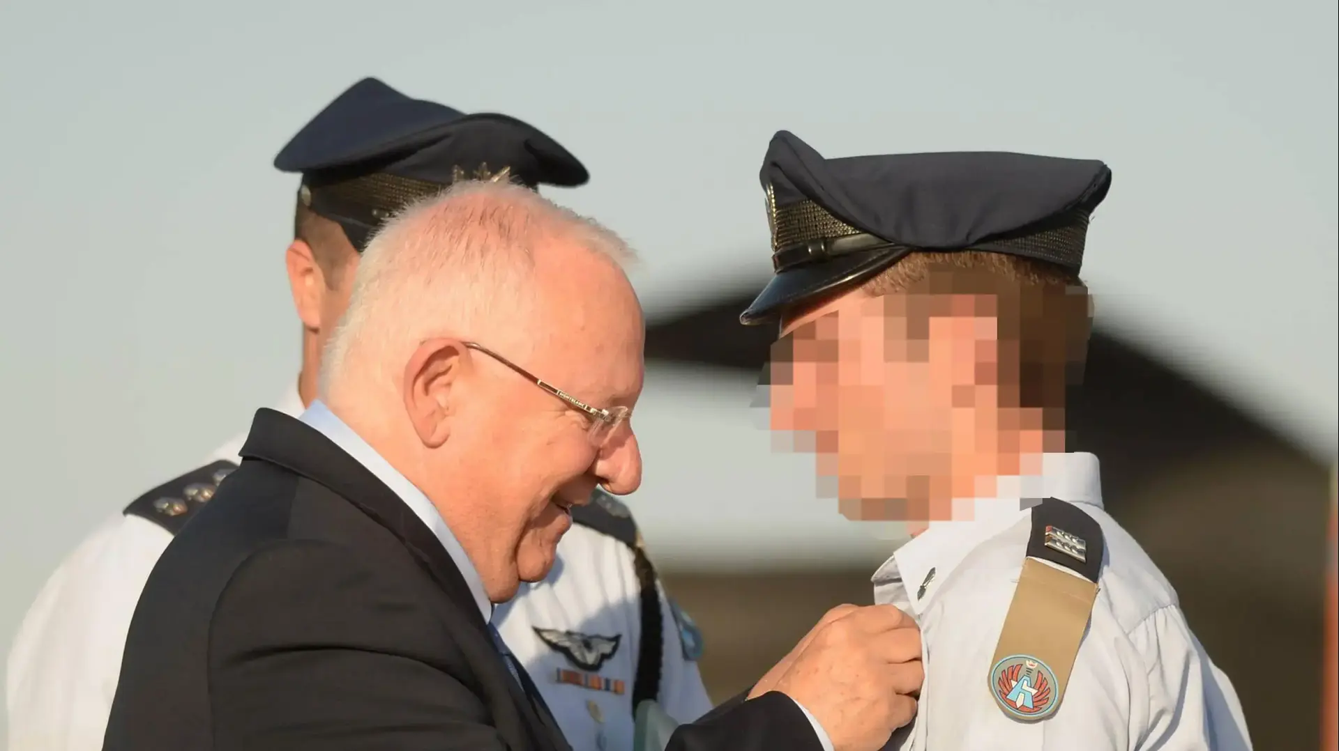 נשיא המדינה נשא דברים היום ב"מסדר כנפיים", טקס הענקת כנפי טיסה לבוגרי קורס טיס שעמד השנה בסימן "40 שנה למבצע יונתן". ן תשע"ו, 30 ביוני 2016.