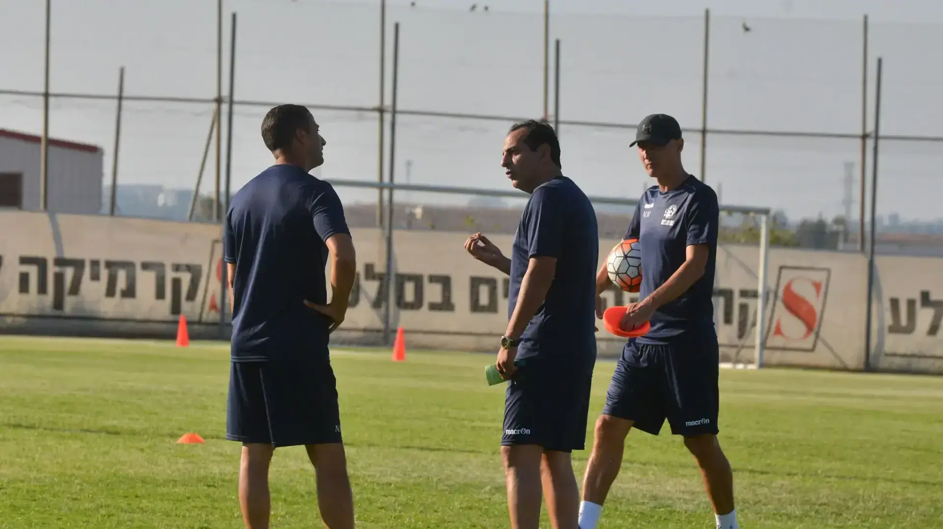 קובי רפואה מאמן מכבי פתח תקוה עם הצוות המקצועי