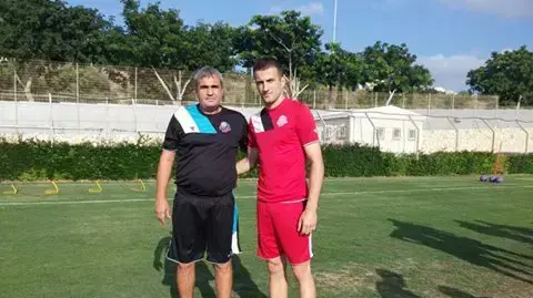 פיליפ יאזביץ' שחקן הפועל חיפה עם המאמן אלי כהן
